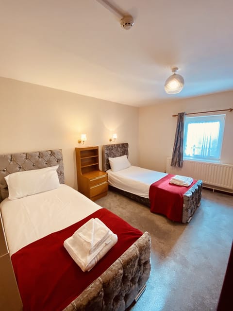 Twin Room, Ensuite | Desk, soundproofing, iron/ironing board, free WiFi