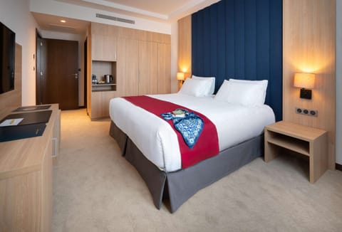 Junior Suite, 1 King Bed | Premium bedding, pillowtop beds, in-room safe, desk