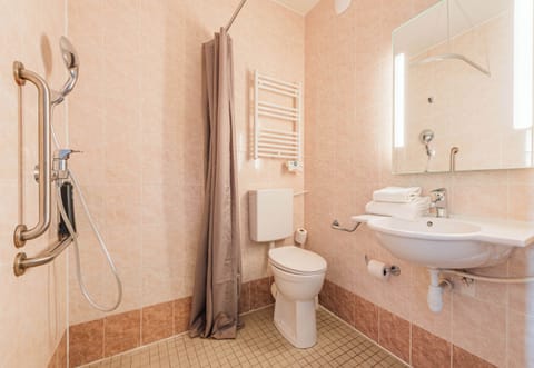 Double Room, Accessible | Bathroom | Shower, free toiletries, hair dryer, towels