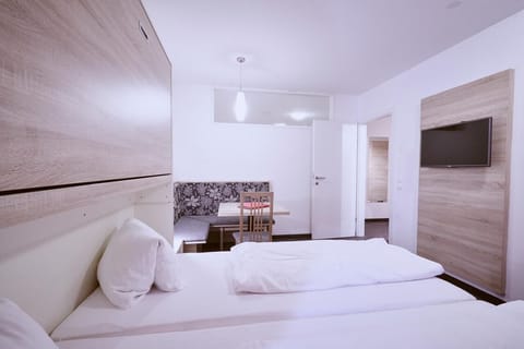 Double Room, 1 Queen Bed, Non Smoking | In-room safe, desk, free WiFi, bed sheets