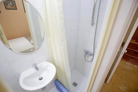 Family Apartment, Multiple Beds | Bathroom | Free toiletries, hair dryer, towels
