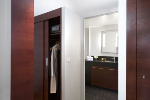 Junior Suite Executive Duplex | Bathroom | Free toiletries, hair dryer, bathrobes, slippers