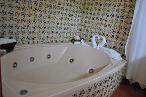 Grand Suite, 1 King Bed, Bathtub, Garden View | Private spa tub