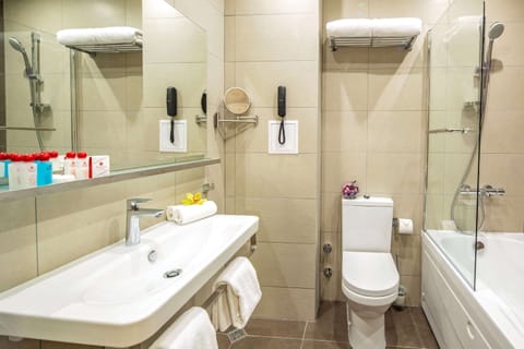 Rainfall showerhead, eco-friendly toiletries, hair dryer, slippers