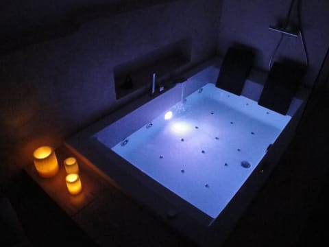 Private spa tub