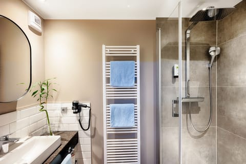 Comfort Double Room | Bathroom | Hair dryer, bathrobes, slippers, towels