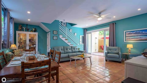 Good Vibrations - The living area is ideal for gearing up to head out or for unwinding after a day of exploring Old Town...