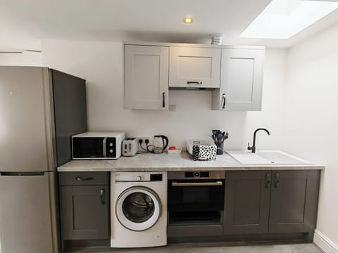 Standard Studio | Private kitchen | Mini-fridge, microwave, electric kettle, cookware/dishes/utensils