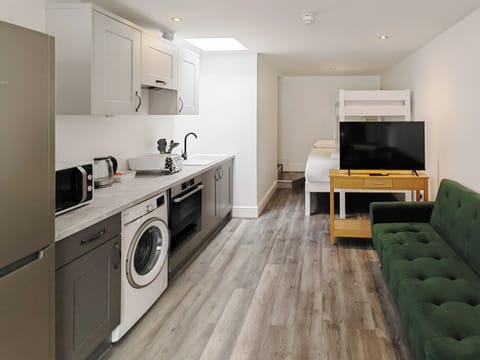 Standard Studio | Private kitchen | Mini-fridge, microwave, electric kettle, cookware/dishes/utensils