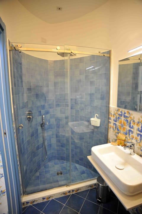 Comfort Double or Twin Room, 1 Queen Bed, Garden View | Bathroom | Shower, rainfall showerhead, slippers