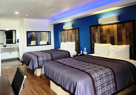 Deluxe Single Room, 1 King Bed, Non Smoking, Kitchenette | Premium bedding, down comforters, memory foam beds, desk