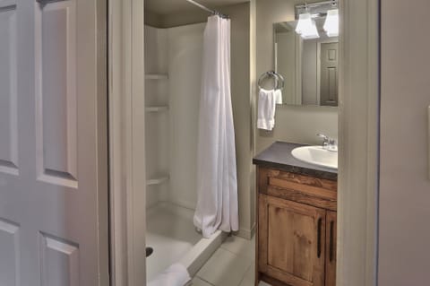 Wintergreen Three Bedroom | Bathroom | Combined shower/tub, hair dryer, towels