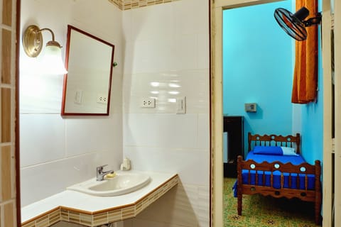 Deluxe Triple Room, Multiple Beds | Bathroom | Shower, rainfall showerhead, hair dryer, towels