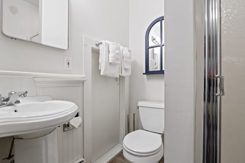 Studio Suite | Bathroom | Combined shower/tub, designer toiletries, hair dryer, bathrobes