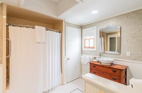 The Westbrook Room | Bathroom | Combined shower/tub, designer toiletries, hair dryer, bathrobes