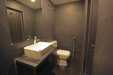 Executive Triple Room | Bathroom | Shower, free toiletries, towels