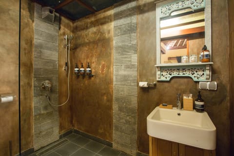 Forest Retreat Room | Bathroom | Shower, free toiletries, bidet, towels