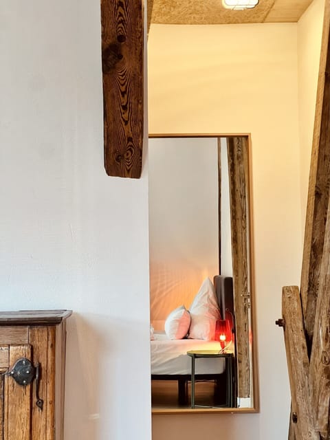 1 bedroom, hypo-allergenic bedding, desk, free cribs/infant beds