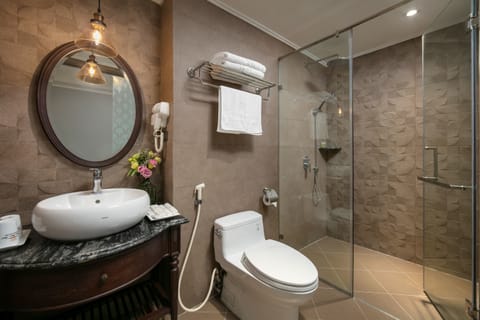 Executive Double Room, Balcony | Bathroom | Free toiletries, hair dryer, bathrobes, slippers