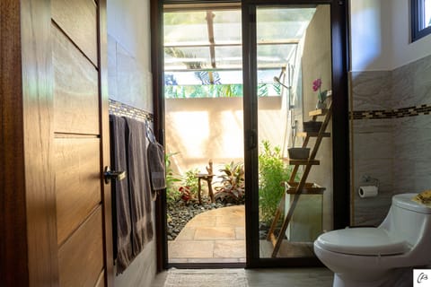 Deluxe Studio | Bathroom | Shower, rainfall showerhead, hair dryer, towels
