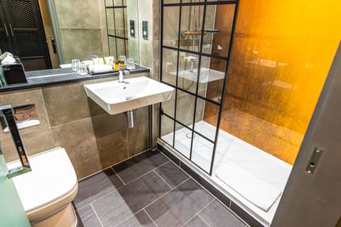 Standard Double Room, Annex Building | Bathroom | Combined shower/tub, free toiletries, hair dryer, towels