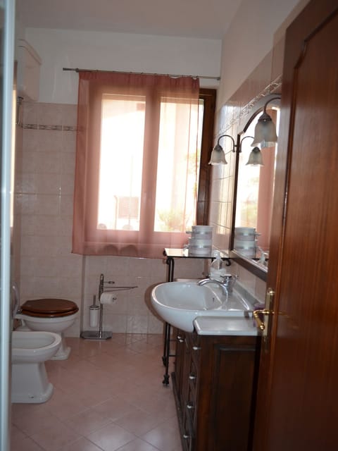 Triple Room (Ludovica) | Bathroom | Shower, hair dryer, bidet, towels