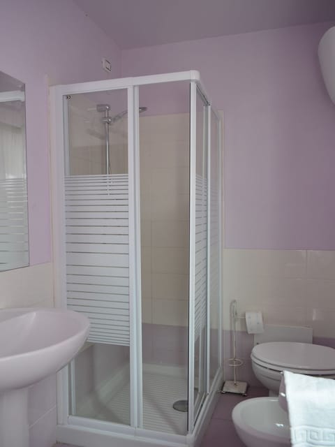 Quadruple Room (Eugenia) | Bathroom | Shower, hair dryer, bidet, towels