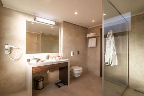 Junior Suite, 1 King Bed | Bathroom | Hair dryer, towels