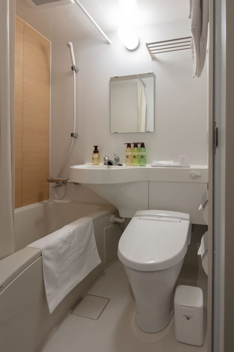 Combined shower/tub, deep soaking tub, free toiletries, hair dryer