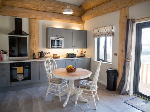 Cabin | Private kitchen | Fridge, microwave, oven, stovetop