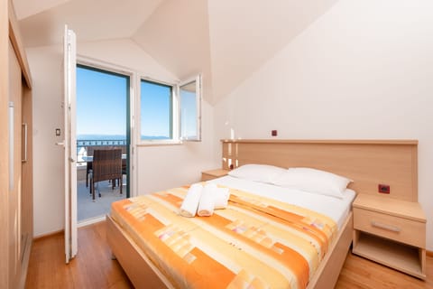 Panoramic Apartment (9) | Iron/ironing board, free WiFi, bed sheets