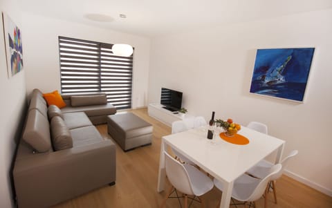 Apartment (5) | Living area | Flat-screen TV