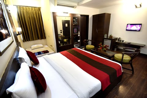 Executive Room | Egyptian cotton sheets, premium bedding, pillowtop beds, minibar