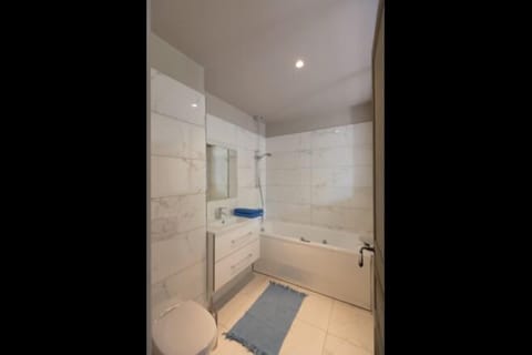 Room (2) | Bathroom | Shower, free toiletries, hair dryer, towels