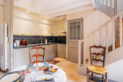 Stovetop, cookware/dishes/utensils