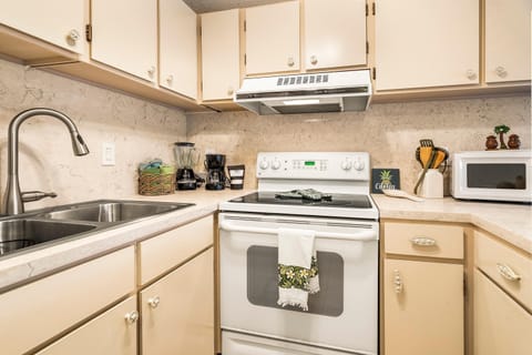 Condo, 1 Queen Bed with Sofa bed (Kona Isle B31) | Private kitchen | Fridge, microwave, stovetop, cookware/dishes/utensils