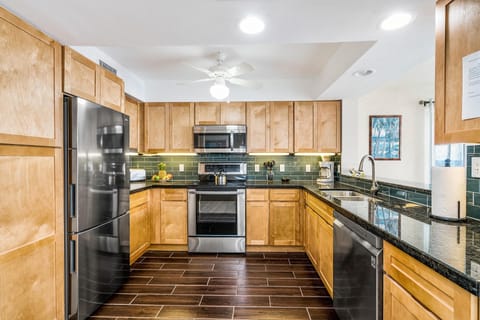 Condo, 1 King Bed with Sofa bed (Casa De Emdeko 219) | Private kitchen | Fridge, microwave, oven, stovetop