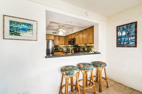 Condo, 1 King Bed with Sofa bed (Casa De Emdeko 219) | Dining