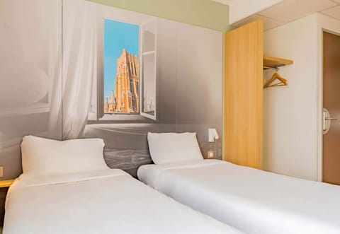 Twin Room, Non Smoking | Select Comfort beds, individually furnished, desk, blackout drapes