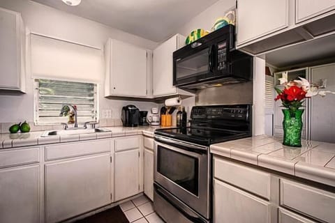 Condo, Multiple Beds (Keauhou Akahi 210) | Private kitchen | Oven, toaster, paper towels