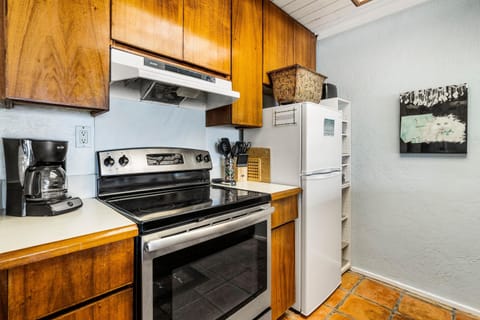 Condo, 1 King Bed with Sofa bed (Kona Reef D32) | Private kitchen | Fridge, microwave, oven, stovetop