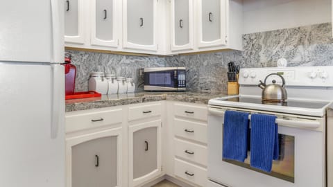 Condo, Multiple Beds (Casa De Emdeko 211) | Private kitchen | Fridge, microwave, oven, stovetop