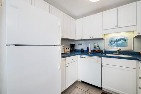 Condo, 1 King Bed (Kona Plaza#402) | Private kitchen | Fridge, microwave, oven, stovetop