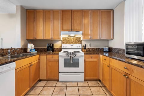 Condo, 1 Queen Bed (Keauhou Kona Surf & Racquet Club 3202) | Private kitchen | Fridge, microwave, oven, stovetop