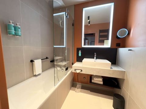 Standard Twin Room, 2 Twin Beds | Bathroom | Eco-friendly toiletries, hair dryer, towels, shampoo