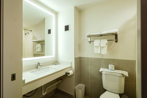 Combined shower/tub, rainfall showerhead, designer toiletries, towels