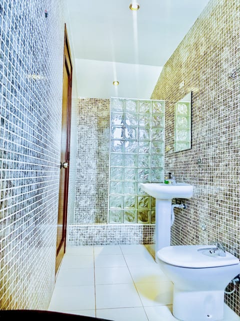 Deluxe Double Room, Ocean View | Bathroom | Hair dryer, towels, toilet paper