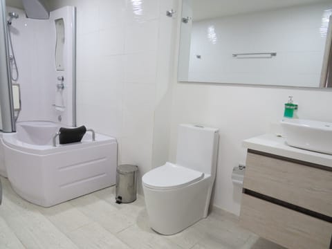 Junior Suite | Bathroom | Combined shower/tub, jetted tub, rainfall showerhead, free toiletries