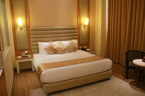 Superior Room, 1 King Bed, Non Smoking | Minibar, in-room safe, desk, blackout drapes