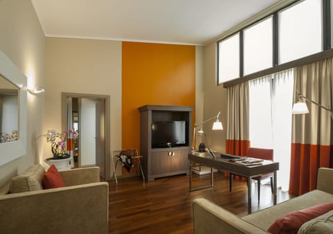 Suite | Living area | Flat-screen TV, foosball, table tennis
